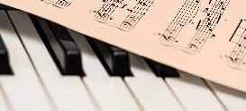 Notenblatt auf Klavier